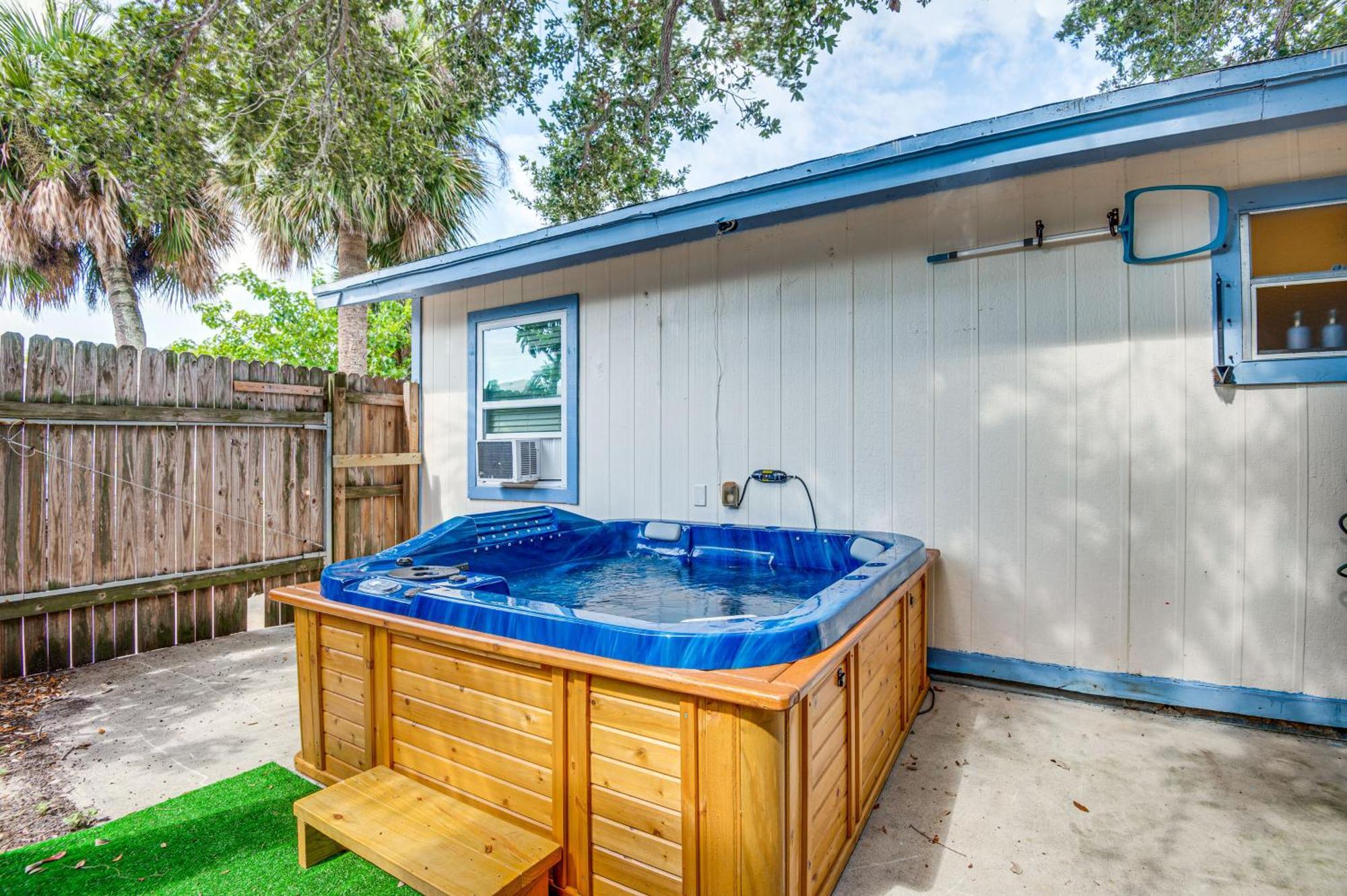 Cape Canaveral Cottage With Hot Tub Walk To Beach Εξωτερικό φωτογραφία